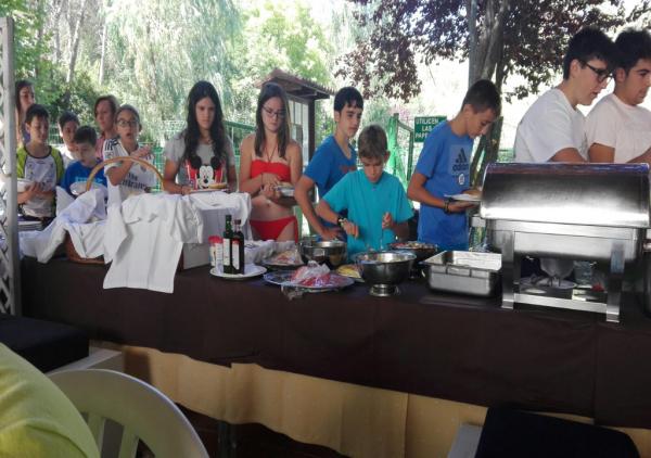 GRAN AFLUENCIA DE SOCIOS Y AMIGOS EN LA BARBACOA SOLIDARIA