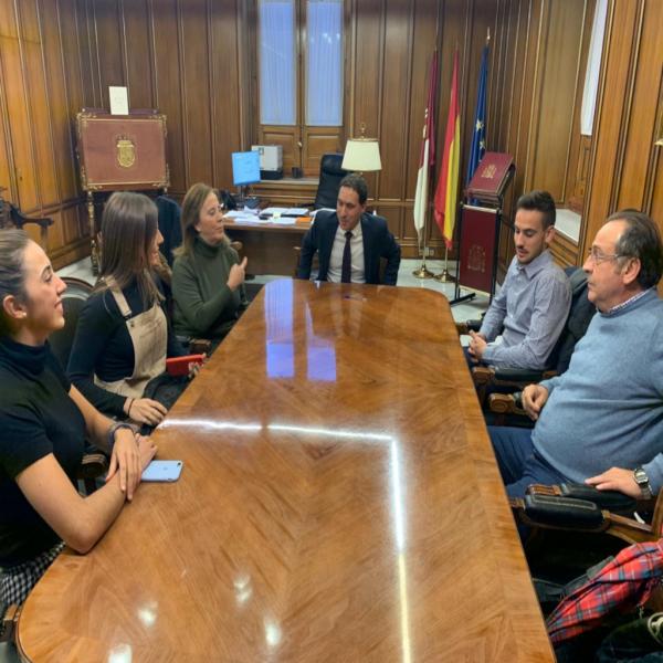 EL PRESIDENTE DE LA DIPUTACIÓN RECIBE A LOS PALISTAS INTERNACIONALES