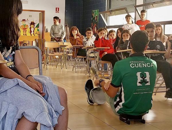 El  piragüismo se cuela en las aulas conquenses