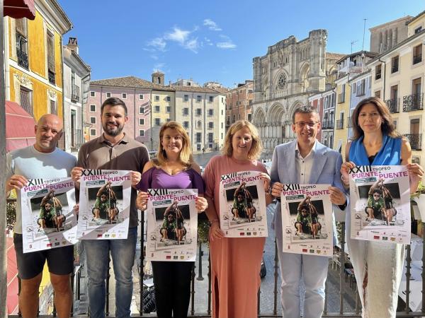 Cerca de una veintena de clubes de piragüismo de toda España se dan cita este domingo en la XXIII edición de la Puente a Puente